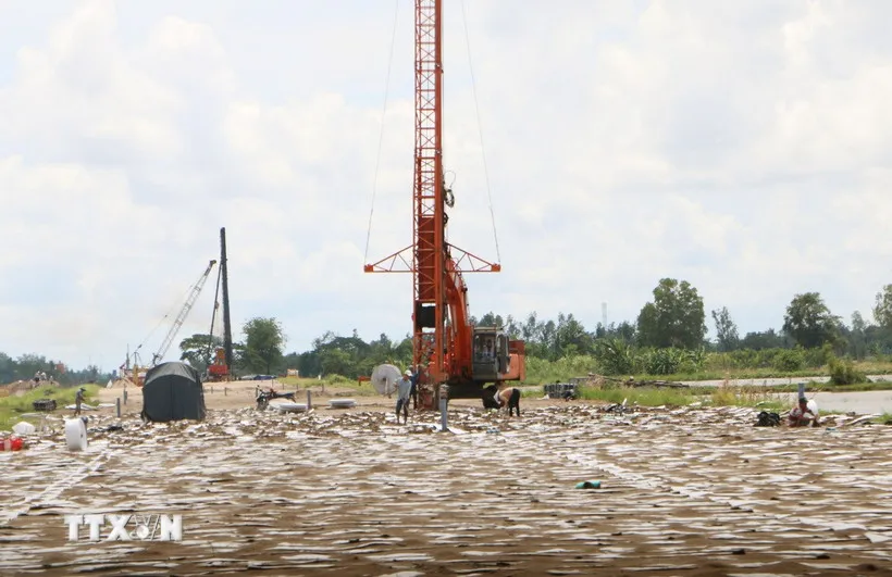 Trang thiết bị máy móc được tập kết ra công trường cao tốc Châu Đốc-Cần Thơ-Sóc Trăng. (Ảnh: Tuấn Phi/TTXVN) 