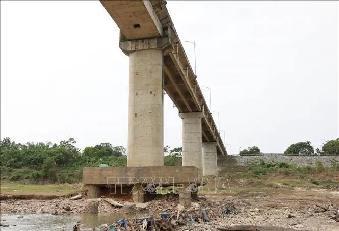 Cầu sông Lô có dấu hiệu xuống cấp nghiêm trọng.