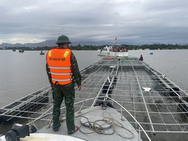 Đồn Biên phòng CKC Kỳ Hà hỗ trợ di dời lồng bè của người dân đến nơi tránh trú bão.