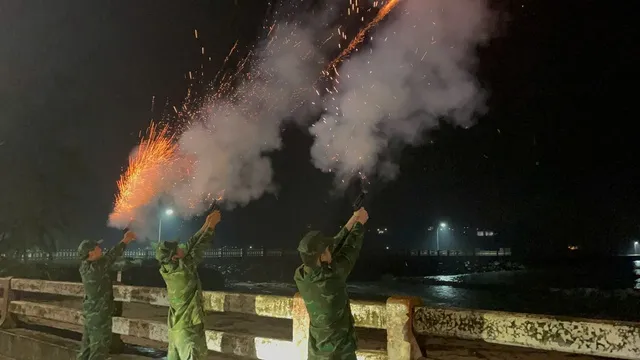 Tải xuốngĐêm 5/11, các đồn Biên phòng ven miền Trung đồng loạt bắn pháo hiệu cảnh báo bão số 13