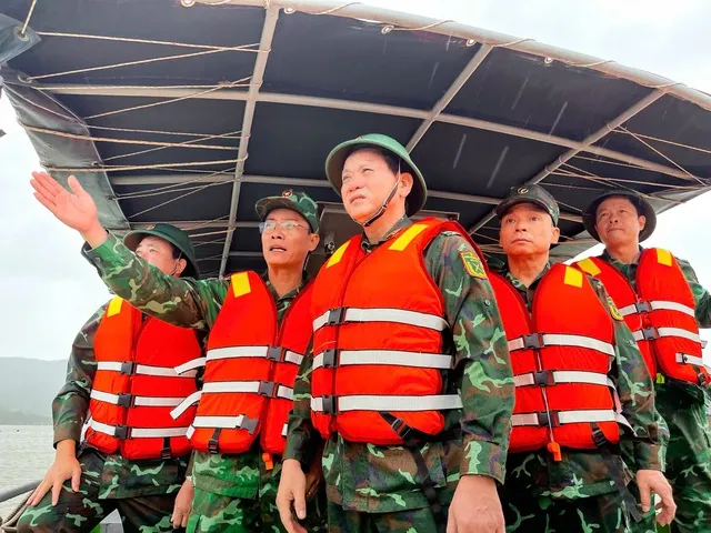 Sáng 6-11, tại Gia Lai, Trung tướng Lê Ngọc Hải, Tư lệnh Quân khu 5 trực tiếp kiểm tra công tác phòng, chống bão tại cảng cá Quy Nhơn và Trường Mầm non Phong Lan.