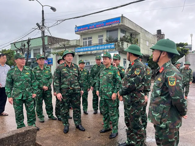 Tại Cảng cá Quy Nhơn, Trung tướng Lê Ngọc Hải yêu cầu các lực lượng tiếp tục thực hiện nghiêm phương châm “4 tại chỗ”, nắm chắc tình hình, không để bị động, bất ngờ.