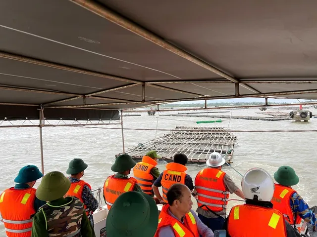 Lực lượng Công an, Quân đội có mặt tại vùng biển xã Núi Thành, TP. Đà Nẵng để triển khai công tác ứng phó bão.