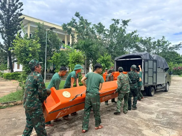 Bộ đội chuẩn bị phương tiện ứng phó bão số 13 và mưa lũ sau bão tại tỉnh Khánh Hòa.