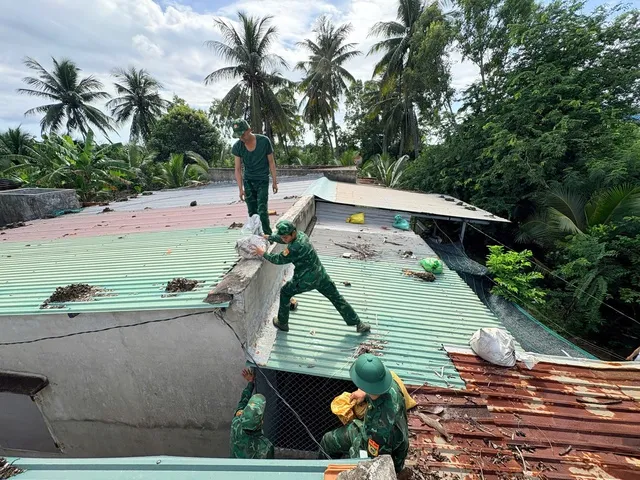 Khẩn trương giúp các hộ dân chèn chống mái tôn chống bão số 13