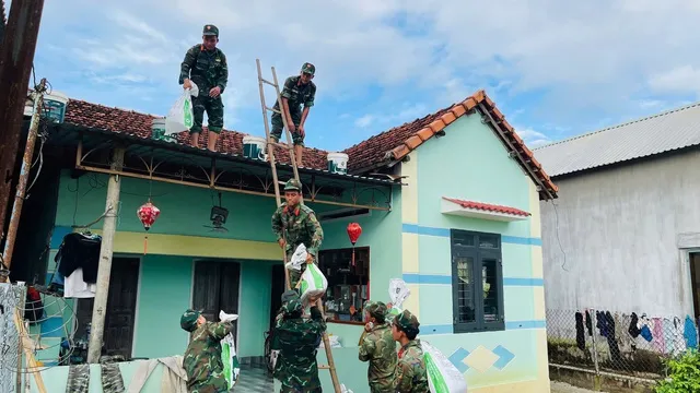 Lữ đoàn 572 (Quân khu 5) tại Gia Lai giúp người dân gia cốmái tôn.