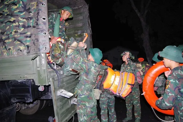 Các chiến sĩ di chuyển trong đêm đến các vị trí xung yếu.