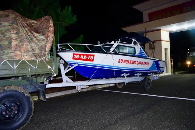 Hơn 350 cán bộ, chiến sĩ Sư đoàn 2 cùng hàng chục phương tiện, trang bị chuyên dụng như ô tô, xuồng, máy bơm, nhà bạt dã chiến... được huy động.