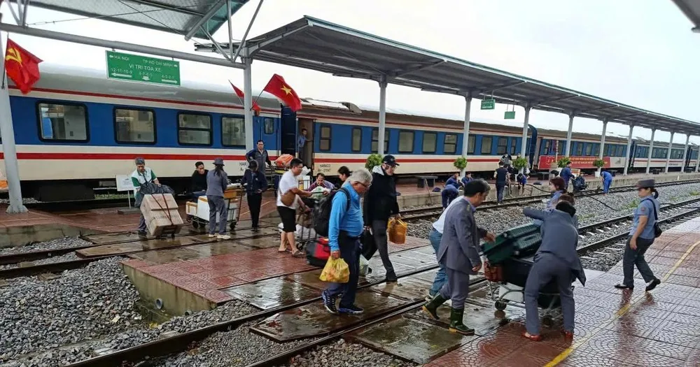 Đường sắt Bắc-Nam bị ách tắc, nhiều chuyến tàu phải tạm dừng