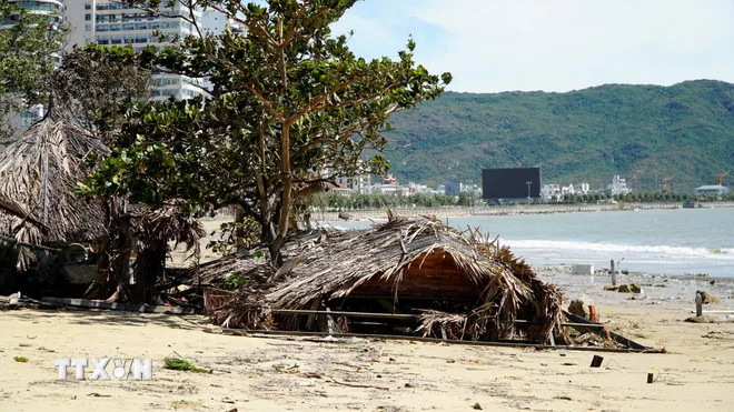 Nhà hàng ven biển Quy Nhơn bị gió giật sập đổ. (Ảnh: Đình Quân/TTXVN)