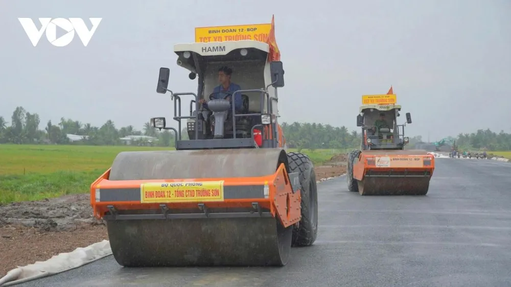 Các công nhân trên công trường vượt nắng, thắng mưa