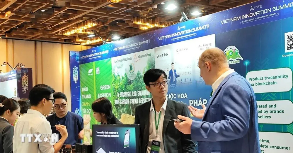 Các đơn vị trưng bày, giới thiệu sản phẩm tại khu vực triển lãm tại Hội nghị Đổi mới sáng tạo Việt Nam 2025 (VIS 2025) với chủ đề “Kiến tạo cầu nối hướng đến đổi mới và phát triển” đã khai mạc sáng 6/11/2025 tại Thành phố Hồ Chí Minh. (Ảnh: Thu Hoài/TTXVN) 