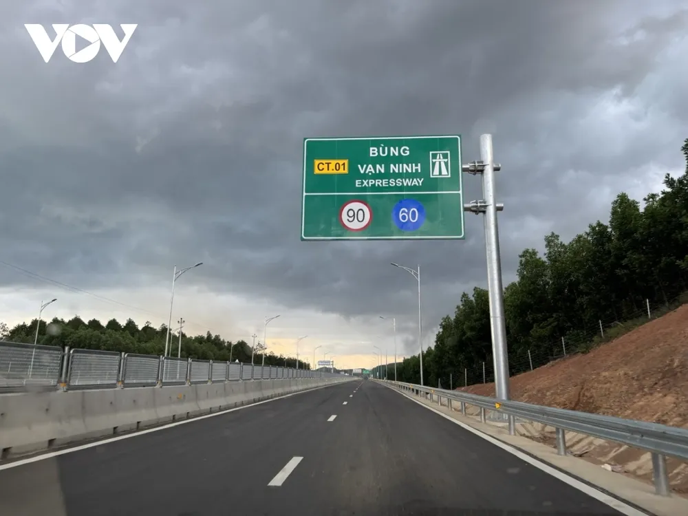 Nhiều đoạn tuyến cao tốc Bắc - Nam đã thông xe, đưa vào khai thác gần 2 năm nhưng chưa có trạm dừng nghỉ.