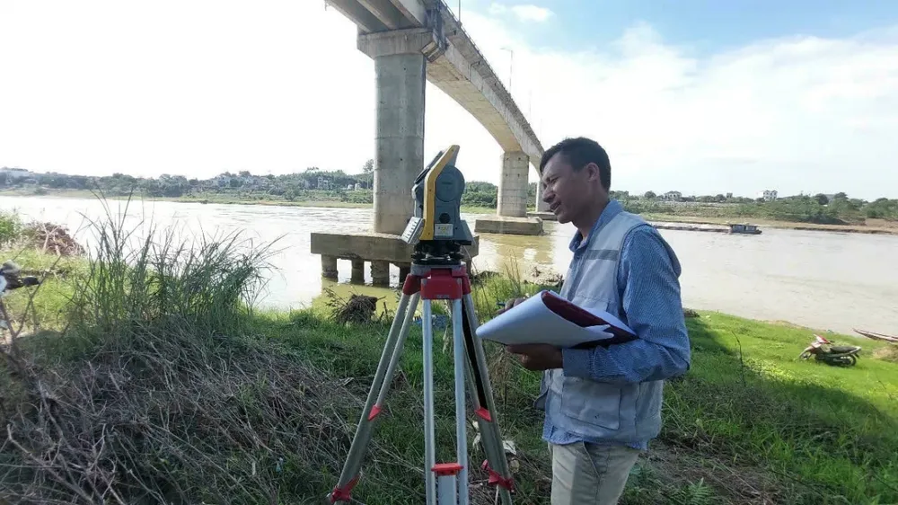 Công ty TNHH Tư vấn Đại học Xây dựng đang tiến hành kiểm định toàn diện cầu sông Lô.