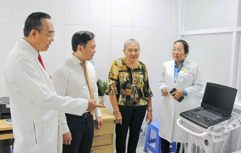 Bệnh viện chuyên khoa Sản Nhi tỉnh Sóc Trăng tiếp nhận tài trợ thiết bị tầm soát bệnh lý tim mạch.