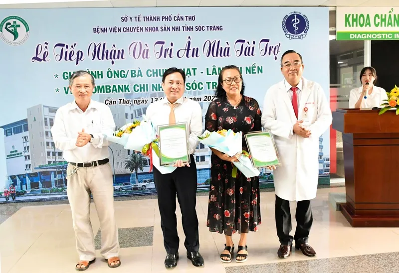 Trao hoa và bảng tri ân cho các đơn vị tài trợ.jpg