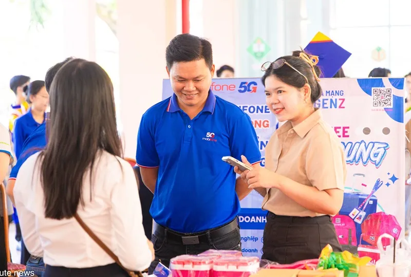 Các bạn sinh viên vừa tốt nghiệp tham gia Ngày hội việc làm VLUTE .jpg