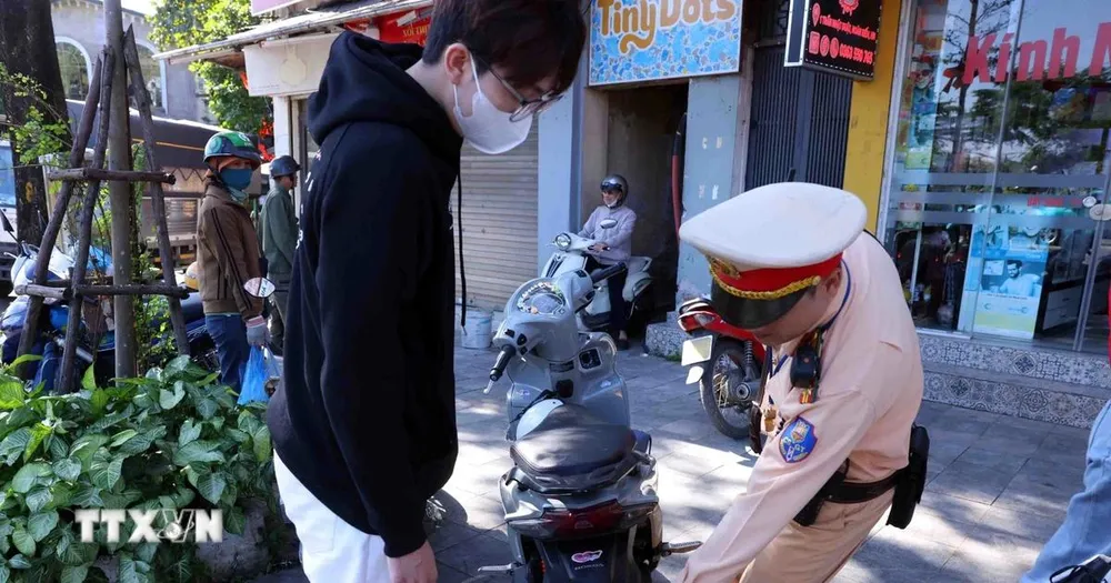 Hà Nội xử lý hành vi che, dán biển số xe