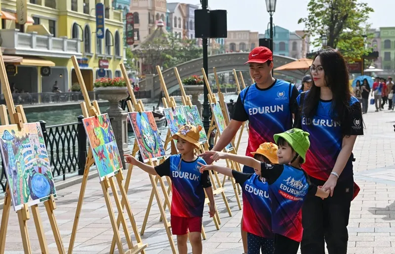 Các tác phẩm tranh vẽ từ cuộc thi “Gửi tương lai xanh 2050” mùa 1 được giới thiệu trưng bày tại sự kiện “Ngày hội xanh 2025” do Vingroup tổ chức vào tháng 3-2025.