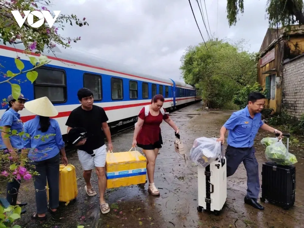 Dừng chạy 10 chuyến tàu Bắc-Nam do mưa lũ tại miền Trung