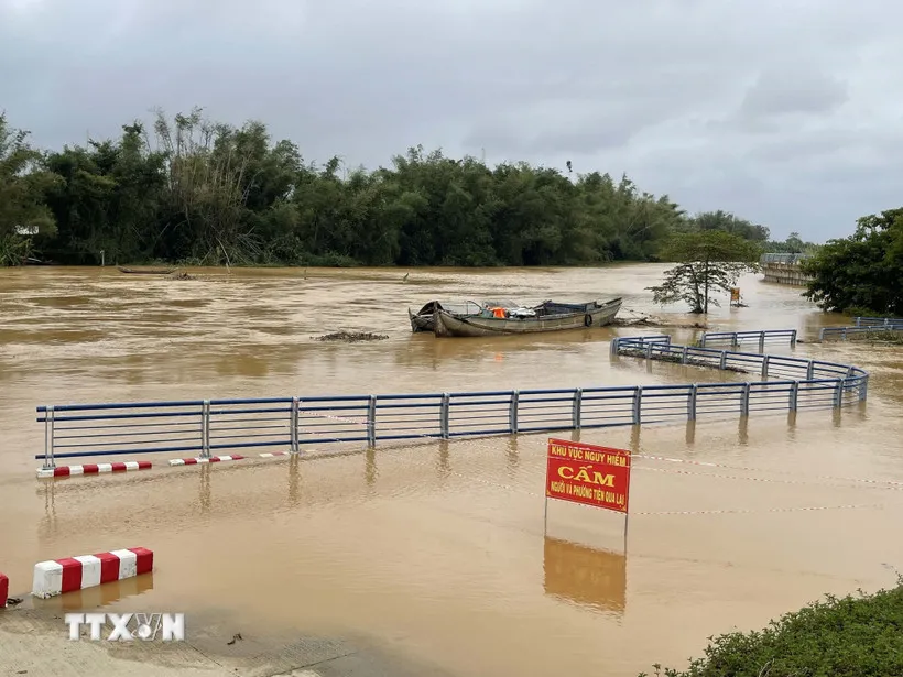 Nước lũ trên sông Trà Khúc dâng cao gây ngập đường vào xóm Lân, xã Tịnh Khê, tỉnh Quảng Ngãi. (Ảnh: Phạm Cường/TTXVN)