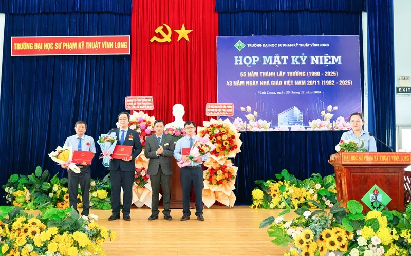 PGS.TS Nguyễn Thanh Tùng chúc mừng 3 tân Phó Giáo sư của trường .jpg