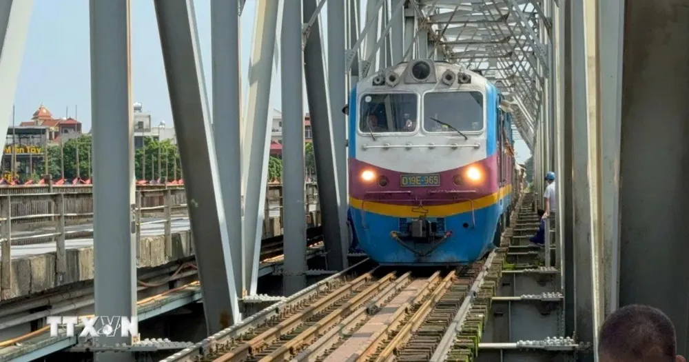 Đường sắt tạm dừng nhiều chuyến tàu ngày 20-11 do mưa lũ 