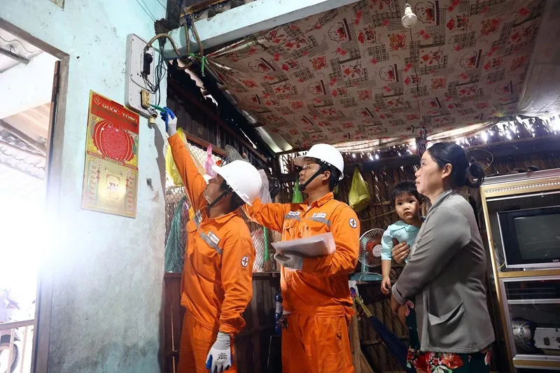 Công nhân Công ty Điện lực Cà Mau kiểm tra, hướng dẫn các hộ gia đình sử dụng điện sau công tơ