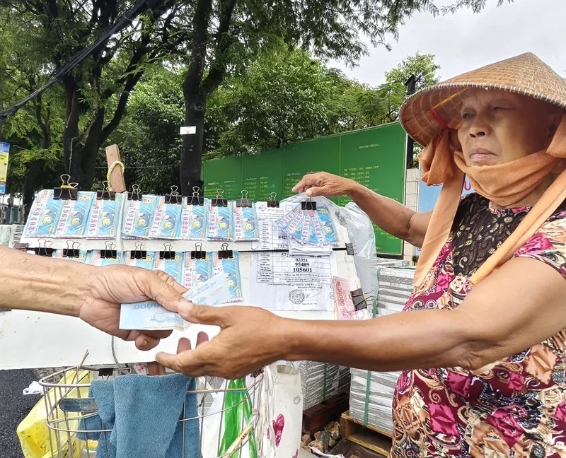 Người bán vé số dạo miền Tây cảnh giác khi bị lửa đổi vé số giả