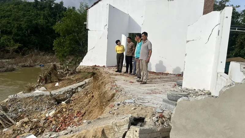 Đại diện Quỹ Thiện Tâm khảo sát hỗ trợ người dân sập nhà tại Nghệ An sau bão số 11.jpg