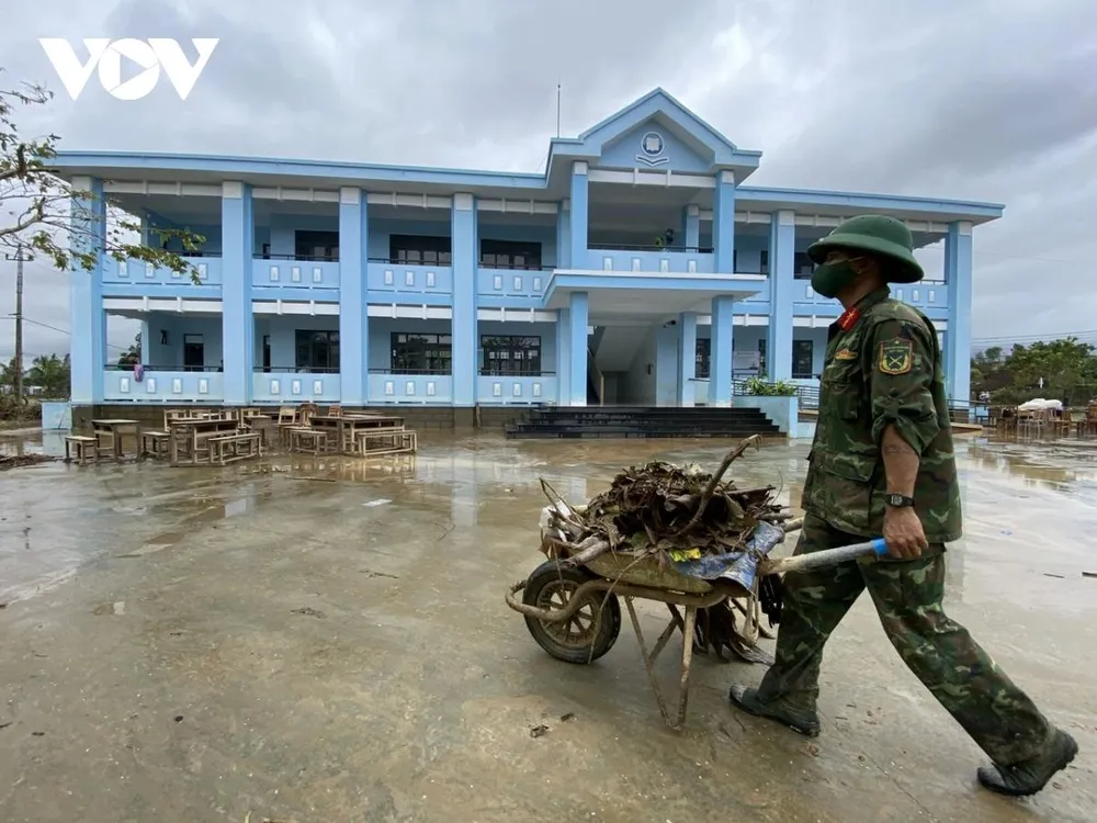 Bộ đội dọn dẹp vệ sinh tại Điểm trường thôn Phú Hữu, Trường Tiểu học Hoà Thịnh, xã Hoà Thịnh, tỉnh Đắk Lắk (huyện Tây Hoà, tỉnh Phú Yên cũ).