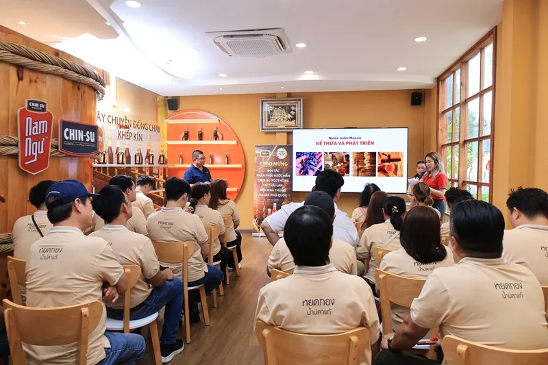 Ban giám đốc Masan PQ đã chia sẻ về quy trình ủ chượp nghiêm ngặt suốt 9-12 tháng trong hệ thống với gần 500 thùng.JPG