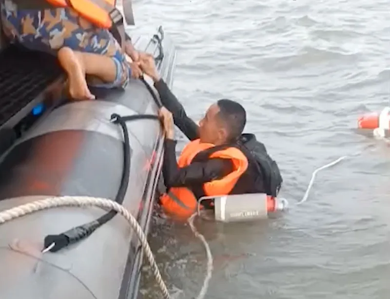 Hải đội biên phòng 2 kịp thời cứu 2 ngư dân gặp nạn trên biển