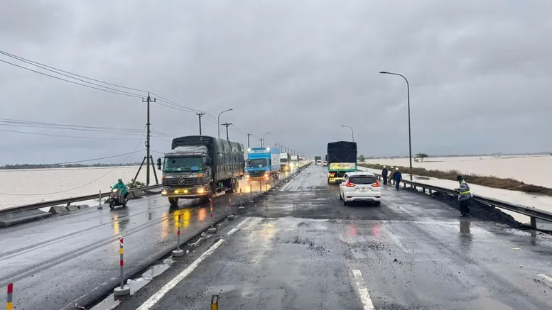 Cục Đường bộ Việt Nam kiểm tra, rà soát toàn bộ các điểm có nguy cơ ngập lụt, sạt lở, lũ quét và lập phương án xử lý, phân luồng giao thông từ xa