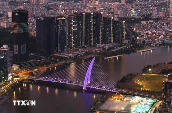 Hệ thống chiếu sáng giúp tăng mỹ quan ban đêm và quảng bá hình ảnh kiến trúc đô thị, thu hút khách tham quan TPHCM về đêm. (Ảnh: Hồng Đạt/TTXVN)