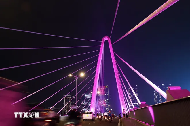 Cầu Ba Son nối trung tâm thành phố với khu đô thị Thủ Thiêm đã triển khai hệ thống chiếu sáng mỹ thuật giai đoạn một từ cuối năm 2024. Thời gian tới, Thành phố tiếp tục lắp đặt thêm đèn LED để tạo hiệu ứng hình động theo từng chủ đề. (Ảnh: Hồng Đạt/TTXVN)