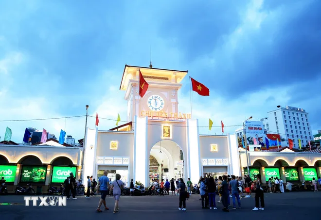 Biểu tượng du lịch TPHCM - Chợ Bến Thành - lên đèn về đêm. (Ảnh: Hồng Đạt/TTXVN)