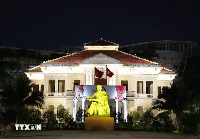 Hệ thống chiếu sáng mỹ thuật Nhà Thiếu nhi TPHCM. (Ảnh: Hồng Đạt/TTXVN)