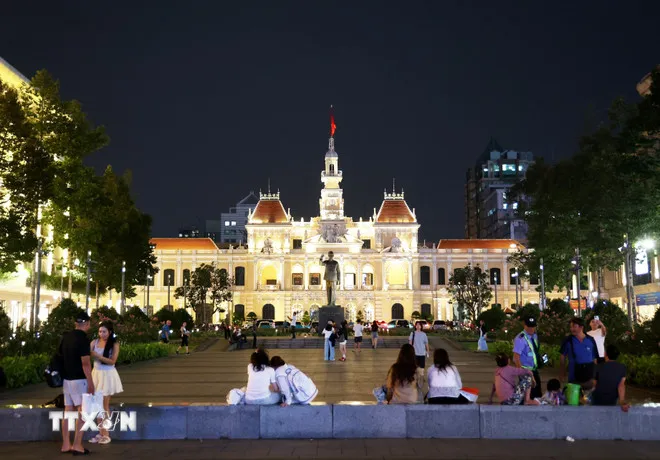Công viên Tượng đài Bác Hồ trước UBND TPHCM luôn là điểm vui chơi, dạo mát vào buổi tối cho người dân địa phương và du khách. (Ảnh: Hồng Đạt/TTXVN)