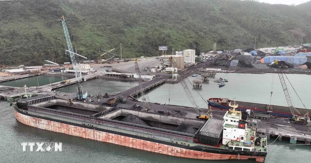 Cảng Chân Mây (thuộc khu kinh tế Chân Mây - Lăng Cô) là cảng biển tổng hợp Quốc gia, đầu mối khu vực và là cảng nước sâu, điểm cuối tuyến hành lang kinh tế Đông - Tây. (Ảnh: Vũ Sinh/TTXVN) 