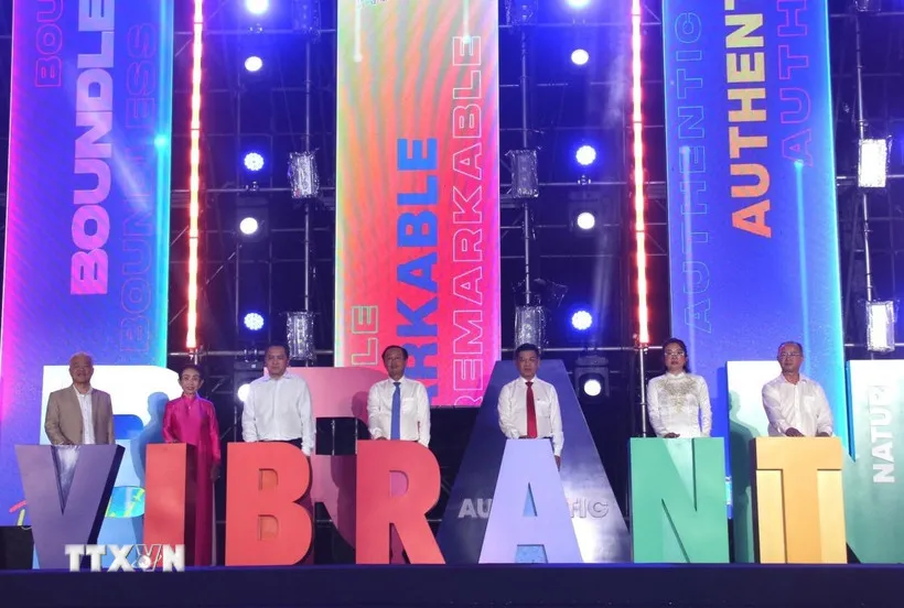 Đại biểu thực hiện nghi thức phát động Tuần lễ Du lịch Thành phố Hồ Chí Minh. (Ảnh: TTXVN) 