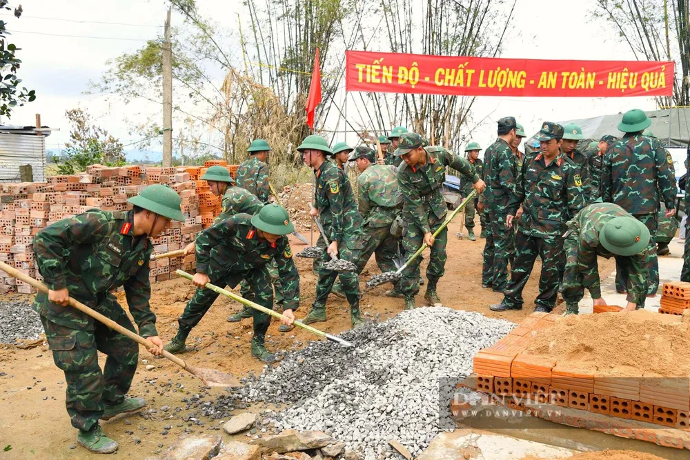 Hưởng ứng "chiến dịch Quang Trung", Những người lính, chiến sĩ công an và dân quân “làm ngày không đủ, tranh thủ làm đêm”. Ảnh: Q.K 