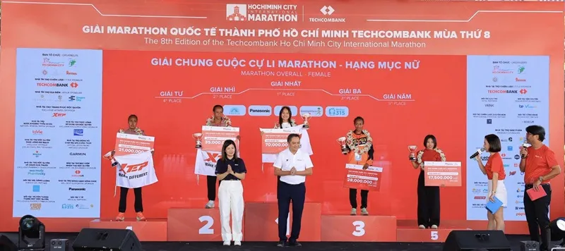 Ban tổ chức trao giải cho các vận động viên nữ đường đua Marathon 42,195 km.