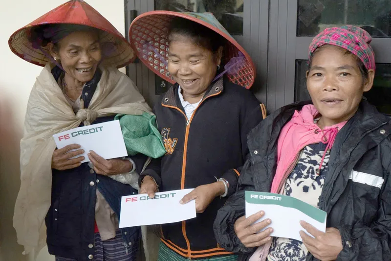 Nhân viên FE CREDIT hỗ trợ bà con bị ảnh hưởng nặng bởi thiên tai.