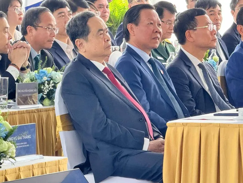 Chủ tịch Quốc Hội Trần Thanh Mẫn dự lễ khởi công dự án đầu tư xây dựng Trục đại lộ cảnh quan sông Hồng - Ảnh: VGP/HT