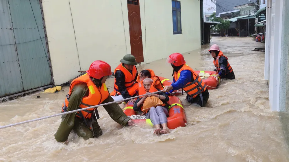 Người dân ở Đắk Lắk, Gia Lai và Đà Nẵng chịu ảnh hưởng bởi thiên tai, lũ lụt.