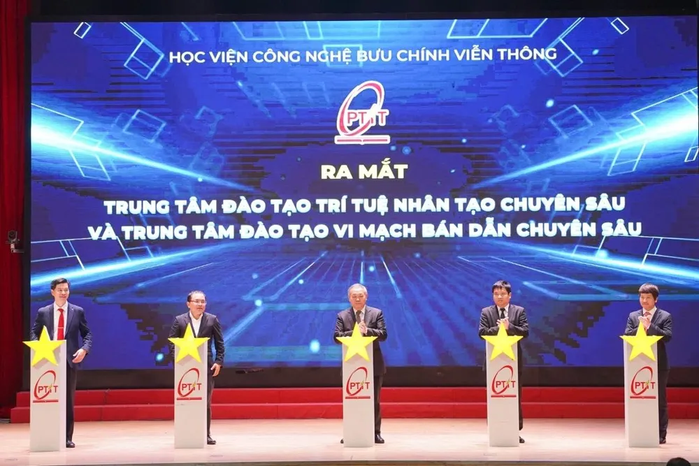 Nghi thức bấm nút ra mắt hai trung tâm tại Học viện Công nghệ Bưu chính Viễn thông, ngày 19/12 (Ảnh: PTIT)