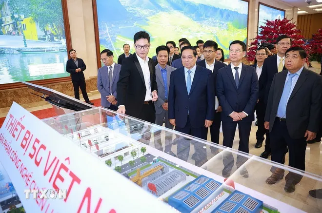 Thủ tướng Phạm Minh Chính tham quan trưng bày sản phẩm công nghệ số tại Diễn đàn Quốc gia phát triển kinh tế số và xã hội số lần thứ 3. (Ảnh: Dương Giang/TTXVN)