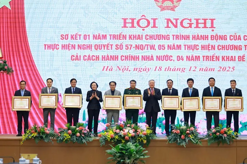Tổng giám đốc Đinh Việt Phương đã đại diện Vietjet nhận Bằng khen của Thủ tướng Chính phủ với thành tích triển khai Đề án ứng dụng sinh trắc học trong làm thủ tục bay toàn trình