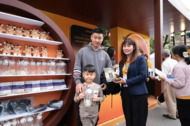 Gian hàng của LPBank tại Vietnam Happy Fest 2025 thu hút đông đảo người dân và du khách tham quan.